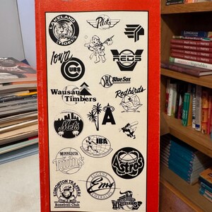 Puede incluir: Una cubierta roja con un borde blanco presenta logotipos de varios equipos de béisbol de los Estados Unidos. La cubierta incluye el texto "Baseball America's Baseball Directory" y "The Complete Baseball Information Guide for 1987".
