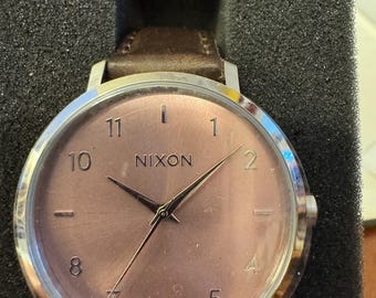 Reloj analógico de cuarzo de cuero marrón 17B-S de Nixon para mujer - Nuevo
