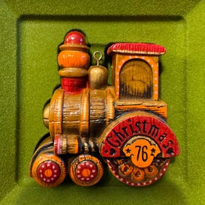 Hallmark Train Weihnachtsanhänger 1976 - Holzoptik Design Lokomotive