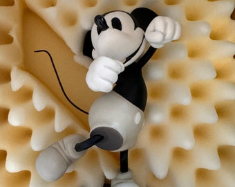 Classics Walt Disney Collection - Mickey - The Delivery Boy - "Hey Minnie, Wanna Go Steppin?"
