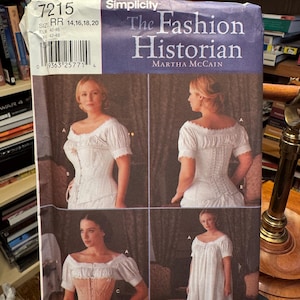 Peut inclure: Patron Simplicity 7215, présentant The Fashion Historian par Martha McCain. Le patron comprend des images de vêtements historiques, dont un corset et une robe blancs. Tailles disponibles : 14, 16, 18 et 20.