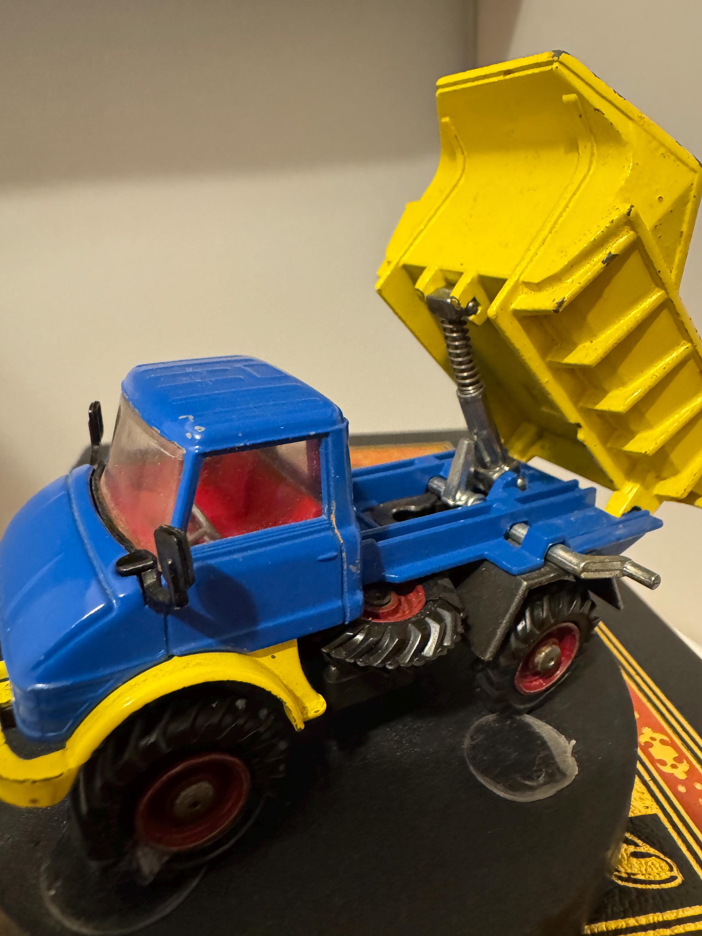 Corgi Toys 409 Mercedes Benz Unimog 406 Tipper Suspension