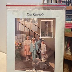 Könnte beinhalten: Eine transparente Plastikverpackung mit einem Schnittmuster für ein "Eton Ensemble". Das Muster zeigt Kinder in verschiedenen Outfits. Die Verpackung zeigt auch das Logo "Chery Williams Patterns" und die verfügbaren Größen, 2-7.