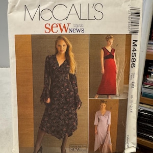 Puede incluir: Sobre de patrón de costura McCall's con tres diseños de vestidos. El sobre tiene el texto "McCall's sew news" y "M4586". Los vestidos incluyen un vestido de manga larga con estampado floral, un vestido rojo con detalles en negro y un vestido rosa claro.