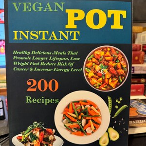 Può includere: Una copertina di libro con sfondo blu e il titolo "Vegan Pot Instant" in lettere gialle e verdi. Il libro presenta 200 ricette di pasti sani e deliziosi che promuovono una vita più lunga, aiutano a perdere peso, riducono il rischio di cancro e aumentano il livello di energia. La copertina presenta anche foto di vari piatti vegani.