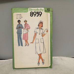 Pode incluir: Padrão de costura Simplicity 8939 com ilustrações de uniformes femininos. O padrão inclui um uniforme de enfermeira e outras roupas. A capa é verde e branca com o número do padrão e informações de tamanho.