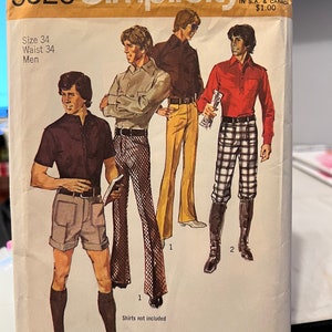 Può includere: Un cartamodello per pantaloni da uomo. Il cartamodello è per una vita di 86 cm e comprende tre viste diverse. Il cartamodello è di Simplicity e il numero del cartamodello è 9529. Il cartamodello costa 1,00 €.