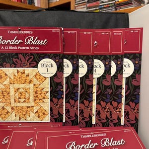 Könnte beinhalten: Eine Sammlung von Steppmuster namens "Border Blast" von Thimbleberries. Die Muster zeigen ein Blumendesign mit einem 35,5 cm großen Quadratblock. Die Cover sind weinrot mit floralen Mustern und dem Text "Block 1", "Block 2", "Block 4" und "Block 5".