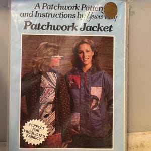 Peut inclure: Un patron de couture vintage pour une veste en patchwork. Le patron comprend des instructions pour une veste de base en deux tailles, petite/moyenne et moyenne/grande, ainsi que des instructions et des patrons pour des vestes décoratives. Le patron est parfait pour les tissus prépiqués. Le patron date de 1980 et est fabriqué et imprimé aux États-Unis. Form No. 666-1180, Product No. 3737.