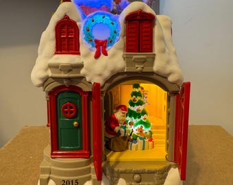 2015 Hallmark Keepsake Ornament - Up On The Housetop - Magic Light Sound Motion - Zeldzaam