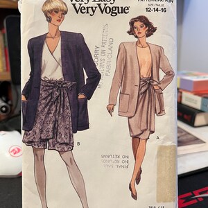 Vogue Patterns 7819 - Misses&#39; Petite Jacket, Skirt & Shorts - Size 12-14-16