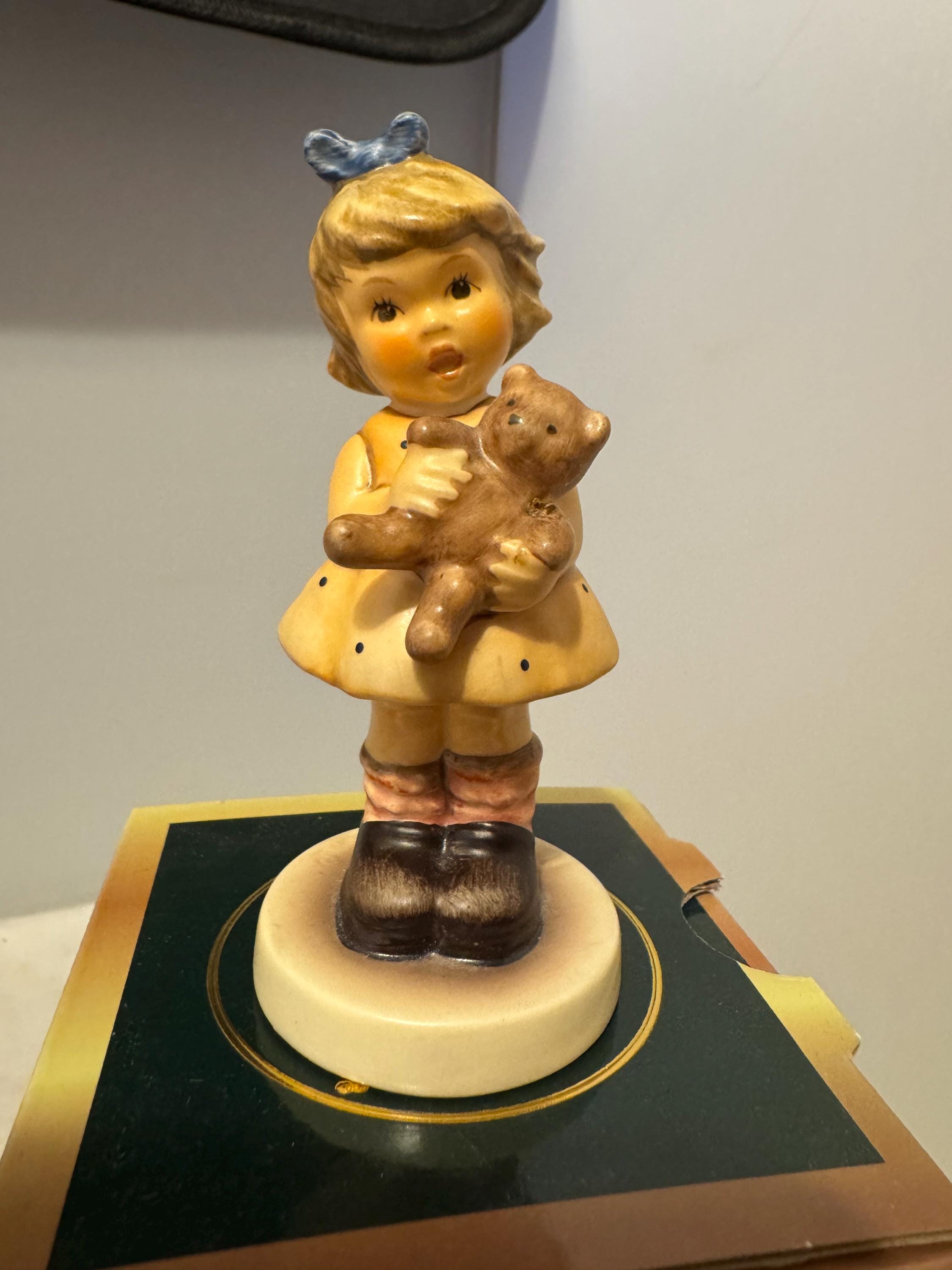 Hummel Goebel #2049/A - 'cuddles' - Special Edition - Germany