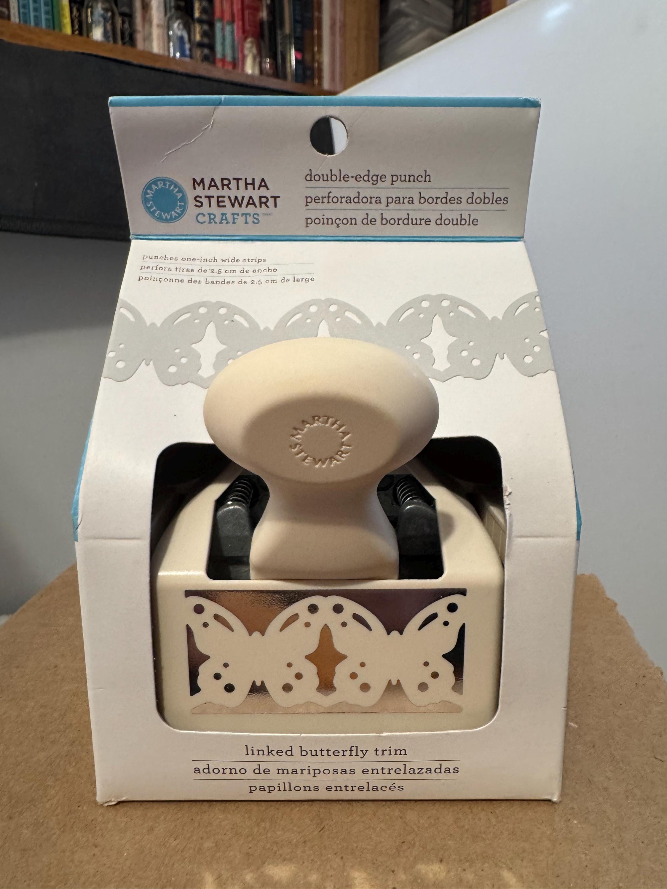 Martha Stewart butterfly cat !, image size:2250x3000