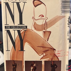 Könnte beinhalten: McCall's NY The Collection Schnittmuster. Die Verpackung zeigt ein braunes und weißes Design mit dem Text "NY" in großen schwarzen Buchstaben. Das Muster enthält Bilder von drei verschiedenen Kleid-Designs. Größe 14.