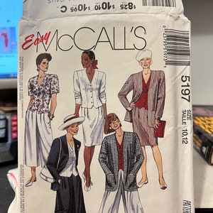 Può includere: Una busta di cartamodello per una taglia 10-12 "Petite-able". La busta presenta una giacca a quadri bianchi e neri, una camicetta bianca e un paio di pantaloni bianchi. Il cartamodello si chiama "Easy McCall's" e il numero è 5197.