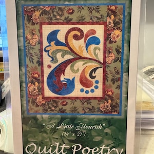 Puede incluir: Patrón de acolchado titulado "A Little Flourish" con un diseño floral en tonos rojos, amarillos, azules y verdes. El patrón mide 61 cm por 69 cm. El patrón es de Quilt Poetry.