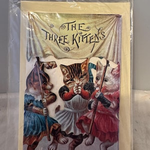 Peut inclure: Illustration vintage de trois chatons portant des robes et tenant des b&acirc;tons. Les chatons marchent et le texte "THE THREE KITTENS" est au-dessus d'eux. Le texte sous les chatons dit "While playing and romping the three little kittens All of them lost their lovely new mittens."
