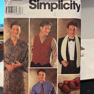 Op de afbeelding: Simplicity naaipatroon nummer 9962 voor mannenkleding. Het patroon bevat vier verschillende stijlen: een badjas, een vest, een smokingjasje en een overhemd. Het patroon is gedrukt op wit papier met zwarte tekst en illustraties.