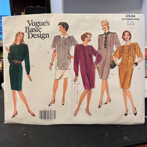 Peut inclure: Un patron de couture pour une robe, Vogue's Basic Design, modèle 2534, taille 14-16-18. Le patron présente quatre styles de robes différents, tous avec un devant boutonné et des manches courtes.