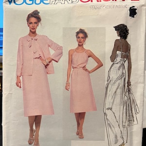 Puede incluir: Un patrón de costura vintage Vogue Paris Original con tres diseños de vestidos diferentes. El patrón es para la talla 1858 y es de Molyneux.