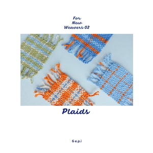 Op de afbeelding: Vier geweven vierkanten met franjes aan de randen in verschillende ruitpatronen. De vierkanten zijn in tinten groen, blauw, oranje en wit. De tekst "For New Weavers 02" en "Plaids" is zichtbaar op de afbeelding.