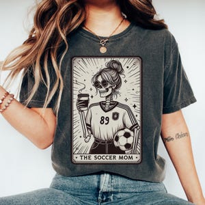 Carte de tarot de maman footballeuse, chemise vintage Halloween Soccer Mama maman de footballeur, cadeau T-shirt carte de tarot de maman footballeur Comfort Colors® pour maman footballeuse