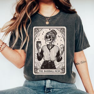 Camiseta Baseball Mom, Comfort Colors® Halloween Baseball Mama Tee, Presente para Baseball Mom, Camiseta Skeleton Mom, Camiseta Baseball Mom Tarot Card