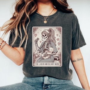 Camisa de partera Comfort Colors®, regalo de enfermera de parto y alumbramiento, carta del tarot de enfermera, enfermera de parto y alumbramiento, regalo de enfermera registrada, enfermera esqueleto, camisa de enfermera de parto y alumbramiento