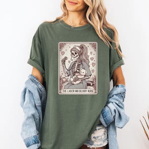 Comfort Colors® Hebammen Shirt, Krankenschwester Geschenk, Krankenschwester Tarot Karte, L & D Krankenschwester, RN Geschenk, Skelett Krankenschwester, L und D Krankenschwester Shirt