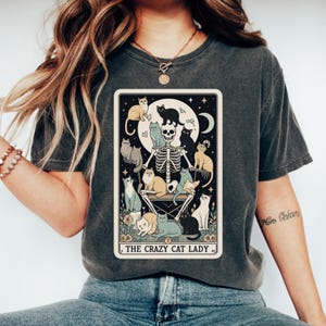 Comfort Colors® Crazy Cat Lady Tarot-Karten-Shirt, Unisex-Skelettkatzenliebhaber-T-Shirt, lustiges Katzenmutter-Shirt, Halloween-Katzen-Shirt, Geschenk für Katzenliebhaber