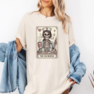 救急科シャツ、ER シャツ、ER 看護師シャツ、Comfort Colors® 救急室看護師タロットカード T シャツ、ER 看護師へのハロウィンギフト