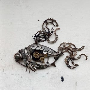 スクラップメタルの魚のウォールアート：リサイクルされたスチームパンクな装飾