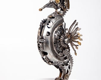 金属スクラップアート タツノオトシゴ彫刻：リサイクルスチールの動物