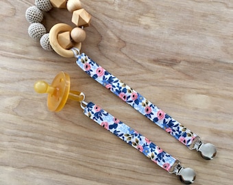 Universal Rosa Periwinkle Pacifier Clip