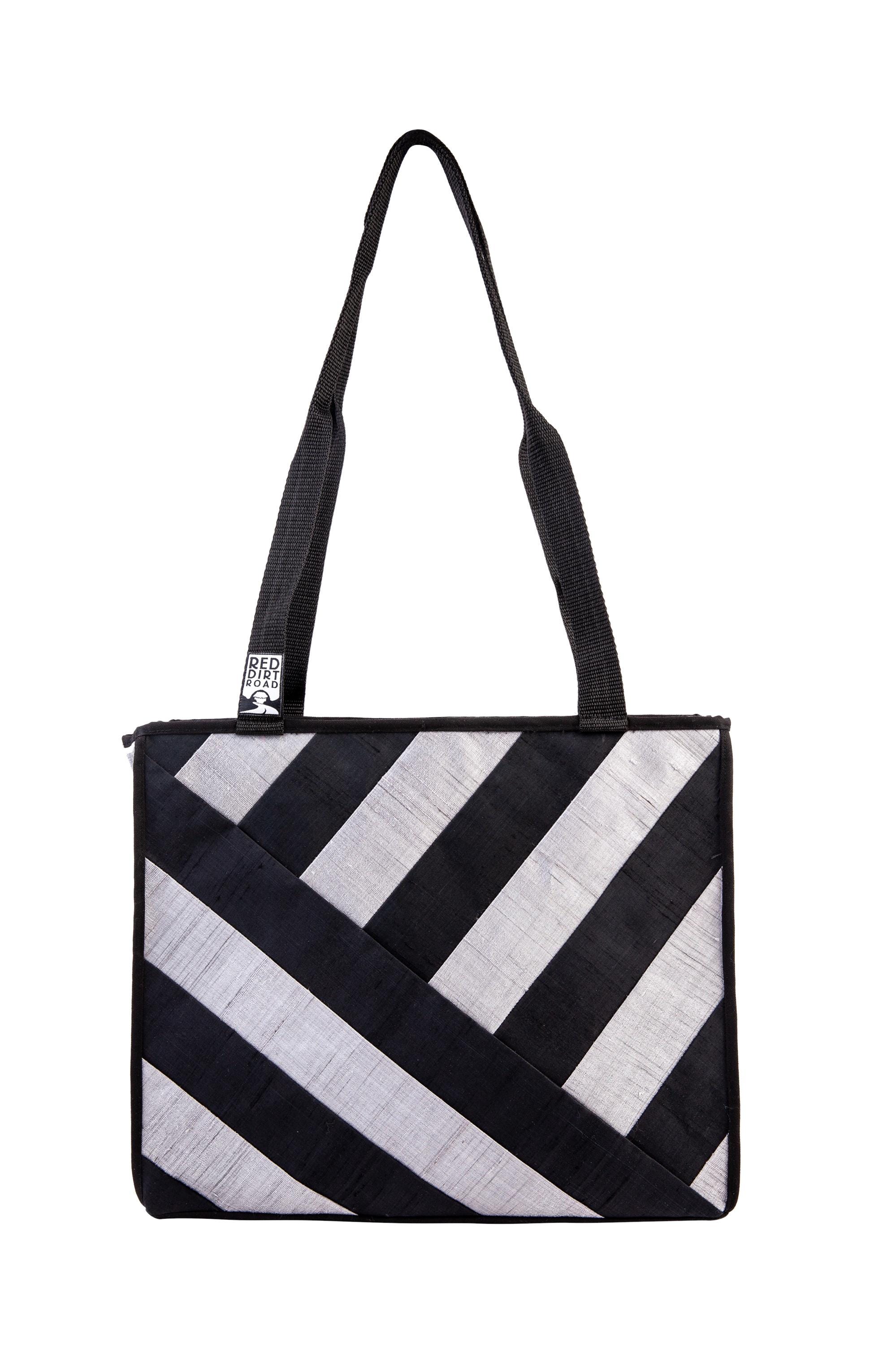 シルバーとブラックの斜めストライプのジッパー付きトートバッグ