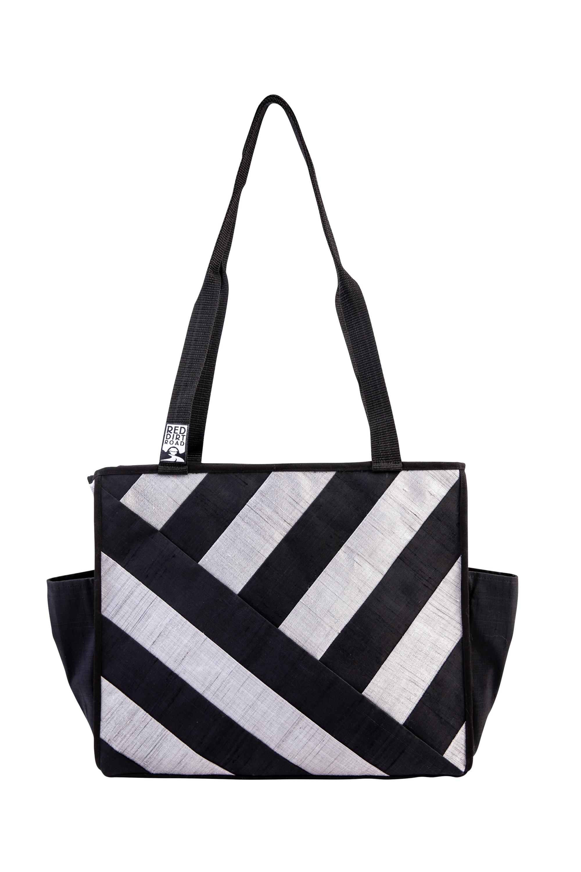 シルバーとブラックの斜めストライプのジッパー付きトートバッグ