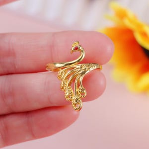 Golden Phoenix Crochet Ring: Adjustable Yarn Guide for Knitting