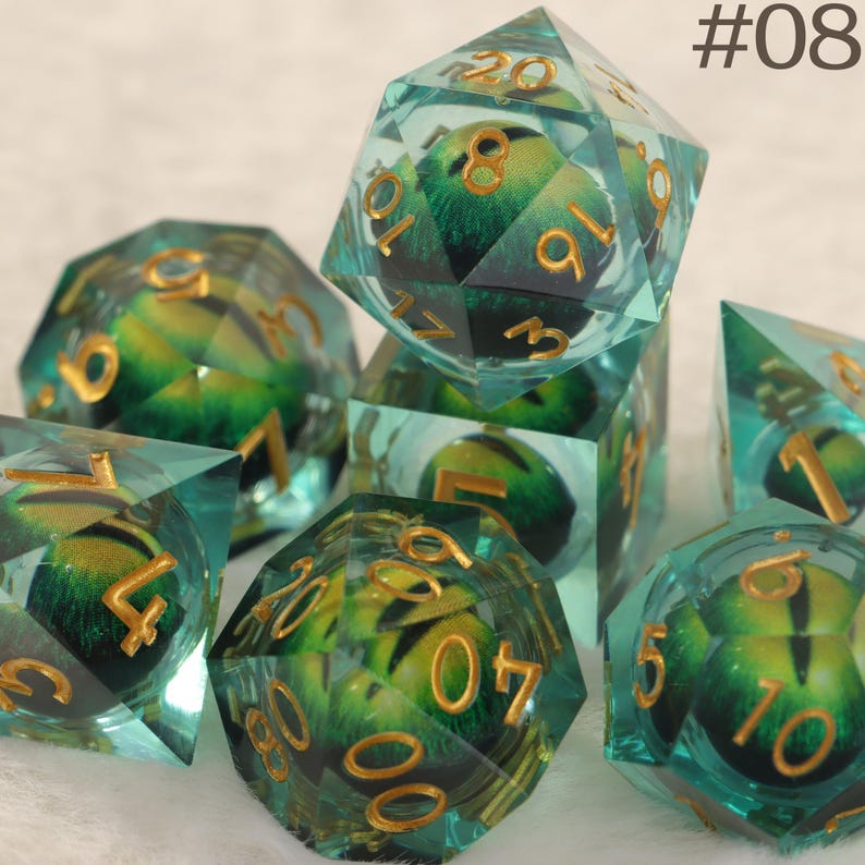 K&ouml;nnte beinhalten: Ein Satz von polyedrischen W&uuml;rfeln mit einem t&uuml;rkis-gr&uuml;nen Design. Die W&uuml;rfel haben goldfarbene Zahlen und ein detailliertes gr&uuml;n-gelbes Muster im Inneren. Das Bild enth&auml;lt den Text "#08".