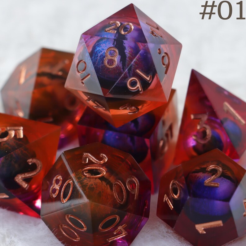 K&ouml;nnte beinhalten: Ein Satz vielseitiger W&uuml;rfel in Rot-, Orange- und Lilat&ouml;nen. Die W&uuml;rfel haben kupferfarbene Zahlen und ein wirbelndes, augen&auml;hnliches Design im Inneren. Der Text "#01" befindet sich oben rechts. Ideal f&uuml;r Tabletop-Spiele.