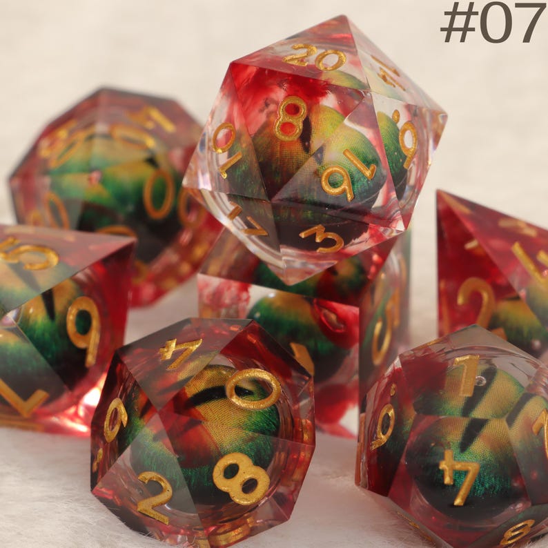 K&ouml;nnte beinhalten: Eine Sammlung von polyedrischen W&uuml;rfeln mit einem transparenten Harzau&szlig;en. Die W&uuml;rfel haben ein rotes, gr&uuml;nes und gelbes Innendesign mit goldfarbenen Zahlen. Das Bild enth&auml;lt den Text "#07".