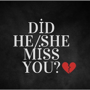 Op de afbeelding: Zwarte achtergrond met witte tekst: "DID HE/SHE MISS YOU?" Een rood gebroken hart staat rechts van de tekst. De tekst is in een schreefletter.