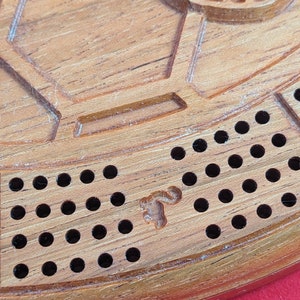 12-Zoll-Jatoba und Kirschholz-Cribbage-Brett mit Biene und Bienenwabe 3/4 Zoll dick Bild 3