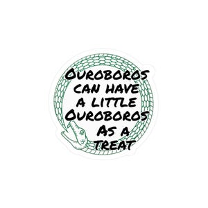 以下が含まれることがあります： 「Ouroboros CAN HAVE A LITTLE Ouroboros AS A TREAT」の黒い文字が書かれた白い丸いステッカー。緑色の蛇が自分の尾を噛んでいるデザインで囲まれています。ステッカーは丸いです。