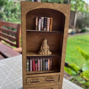 1:12 DIGITALE Datei Puppenhaus Miniatur 2 Schubladen Bücherregal Möbel SVG PNG Laserschnittdatei
