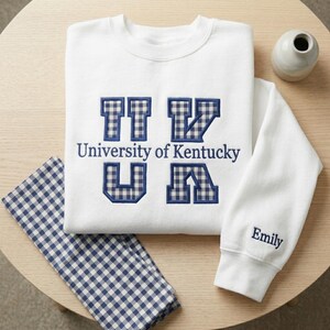 Aangepaste gingham stoffen College sweater, gepersonaliseerde schoolnaam geborduurde ronde hals, shirt Varsity Letter patch, preppy universiteitscadeau