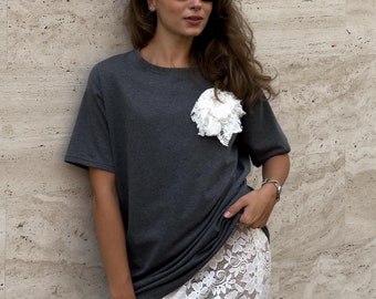 Grå bomulls-T-shirt med avtagbar blommig spetsbrosch