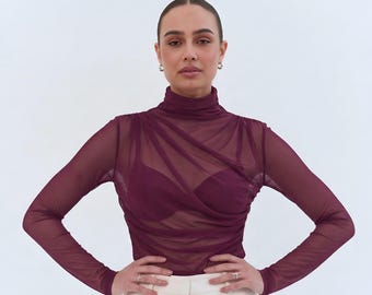 Långärmad topp i transparent mesh, draperad blus med hög halsringning, elegant festtopp i stretchig tyll
