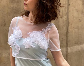 Vit genomskinlig topp med blommönster | Transparent blus | Delikat meshöverlägg