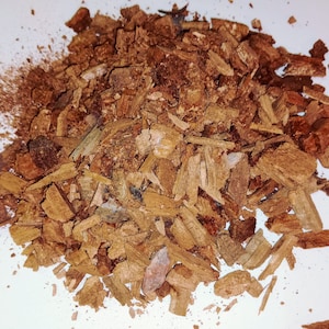 Könnte beinhalten: Ein Haufen brauner Holzspäne, wahrscheinlich zum Räuchern von Fleisch oder Grillen.