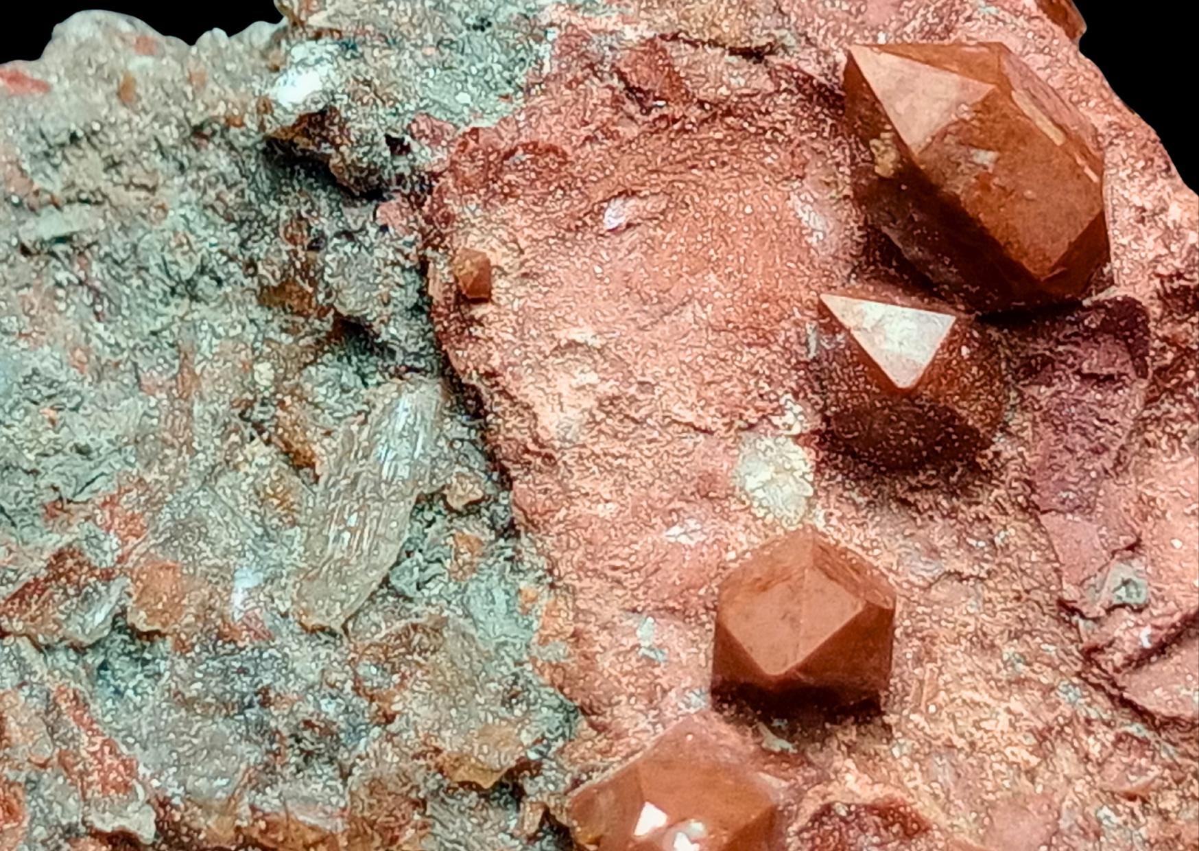 赤い水晶、母岩付きのコンポステーラ産ヒヤシンス結晶、スペイン産 